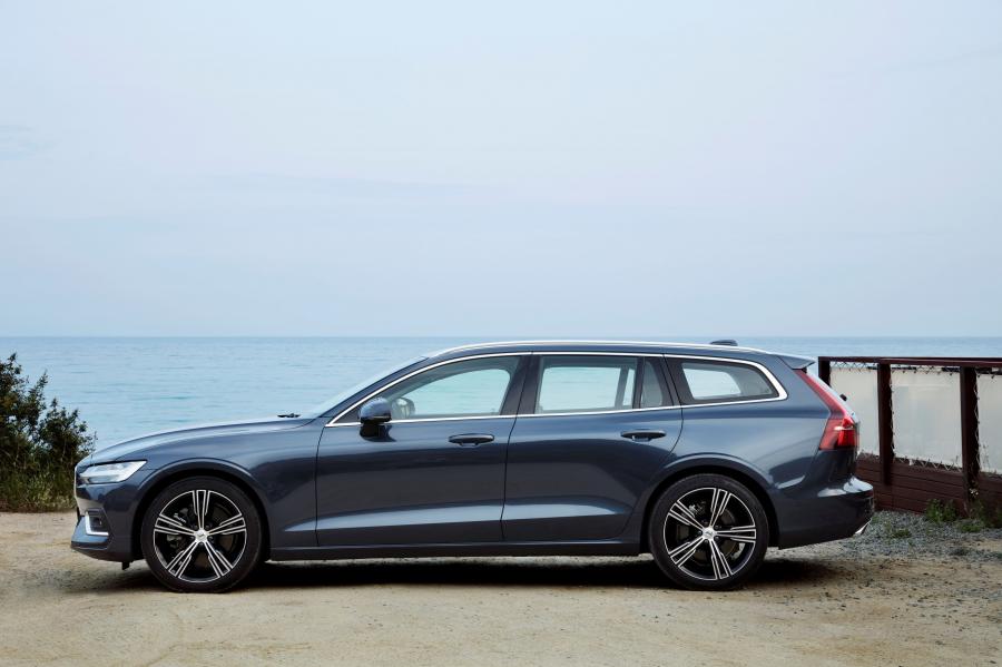  Volvo V60 D4 Inscription 2018 года  (WW) (фото 2 из 40)